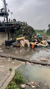 Lee más sobre el artículo HOLA CALEÑOS: ¡¡¡NO LLENEMOS CON BASURA LOS CANALES DE AGUAS LLUVIAS!!!